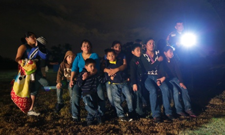 Inmigrantes hondureños y salvadoreños que cruzaron la frontera entre Mexico-USA detenidos en Tejas.  Fotografía: Eric Gay/AP